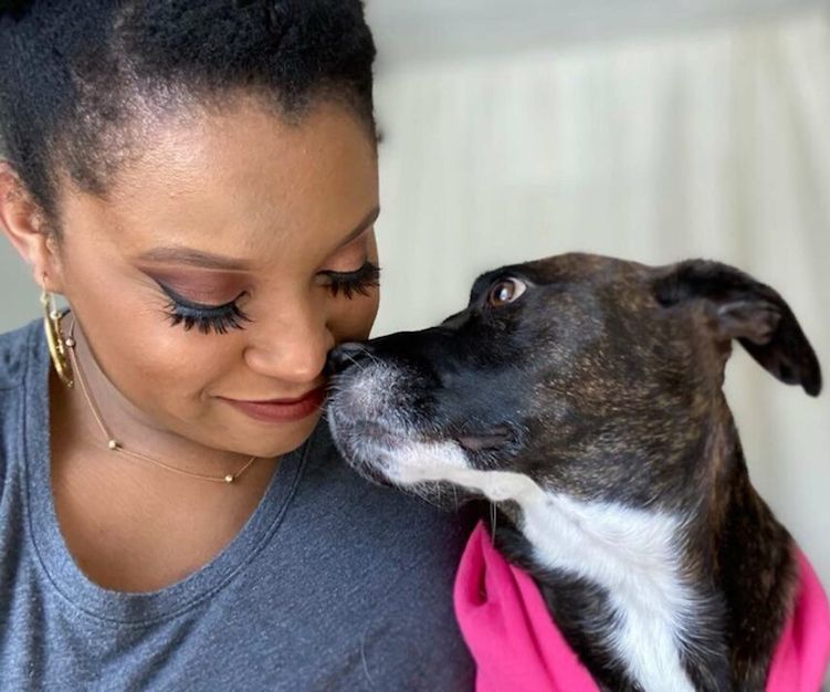 Mulher adota cachorrinha resgatada
